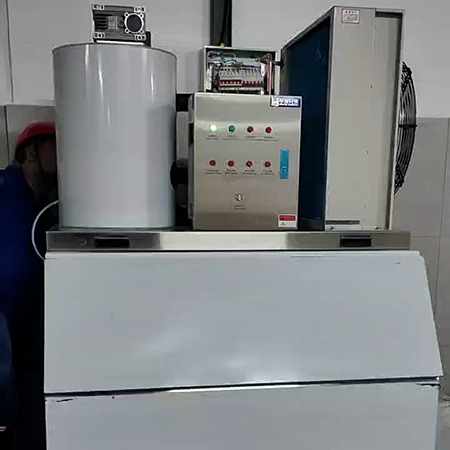 1吨片冰机交付郑州某食品厂