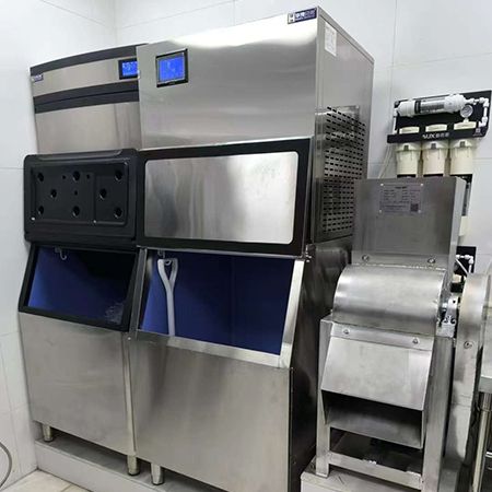 300公斤方块制冰机和500公斤纯雪花机交付使用