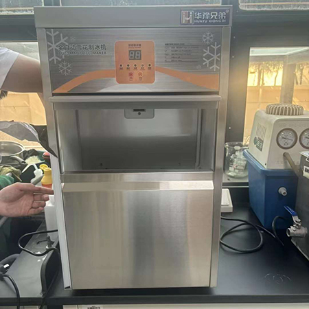 XD-40公斤雪花制冰机交付郑州某大学