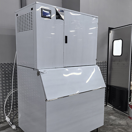 1吨外罩款片冰机交付某连锁超市商丘店